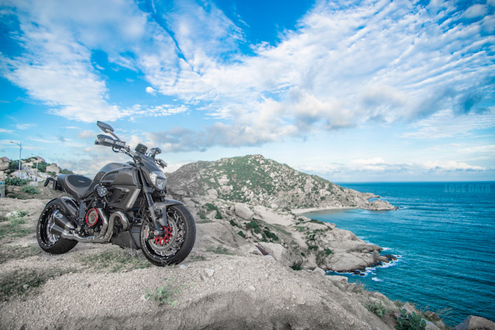 Nằm giữa bộ khung trellis của Diavel là khối động cơ động cơ V-Twin 4 valve 1198,4 cc Testastretta 11° tương tự chiếc superbike 1198.