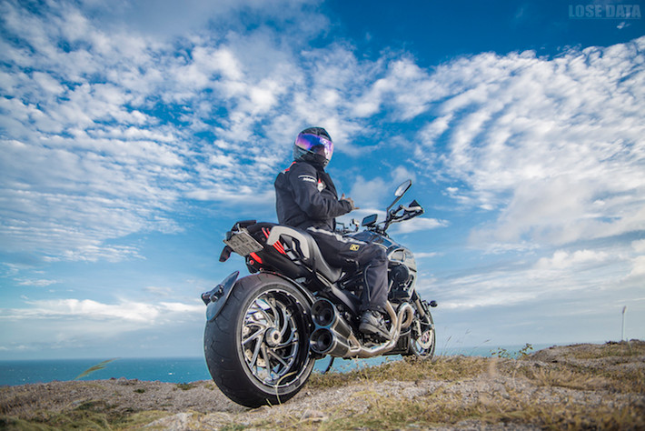 Được coi là đối thủ lớn nhất của Harley-Davidson V-Rod, ngay từ khi ra mắt Diavel đã gây ấn tượng bởi thiết kế hầm hố và thể thao hơn hẳn những mẫu cruiser khác.