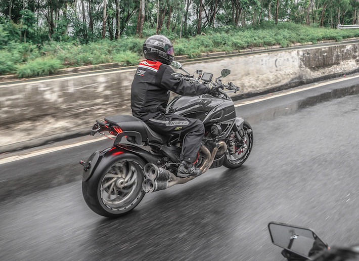 So với 1199, góc mở xú-páp của động cơ xe là 11 độ thay vì 41 độ, đó là lý do vì sao nó có tên gọi. Testastretta 11°. Công suất tối đa của xe đạt 162 mã lực - cao nhất trong các dòng cruiser hiện nay.