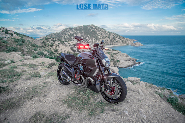 Chưa dừng lại ở đó, bưởng côn của chiếc Diavel Carbon này còn được thay bằng ốp nồi trong suốt, nhìn rõ hoạt động của các chi tiết bên trong. Để phục vụ cho những chuyến đi đêm, xe cũng đã được chủ nhân trang bị đèn LED công suất cao hai bên thân.