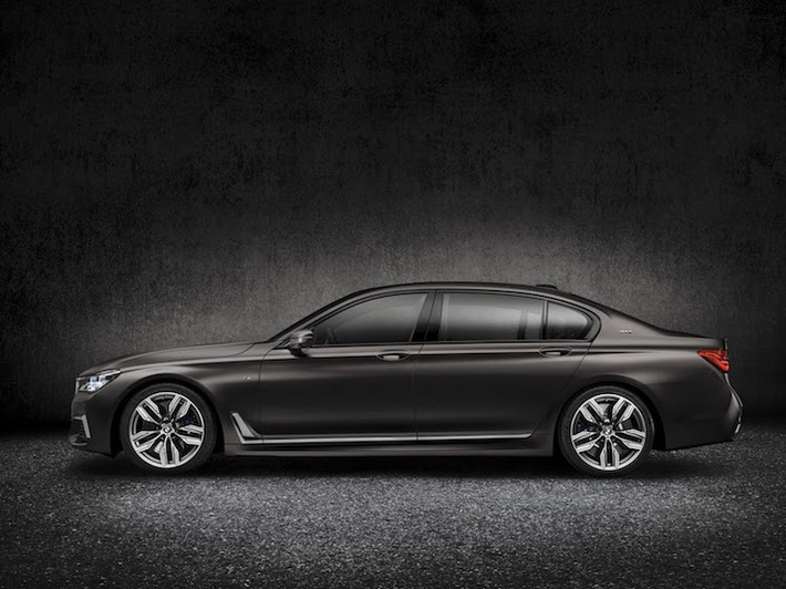 So với các phiên bản 7 Series thấp hơn, M760Li xDrive nổi bật nhờ có bộ bodykit thể thao tới tự bộ phận M-Performance.