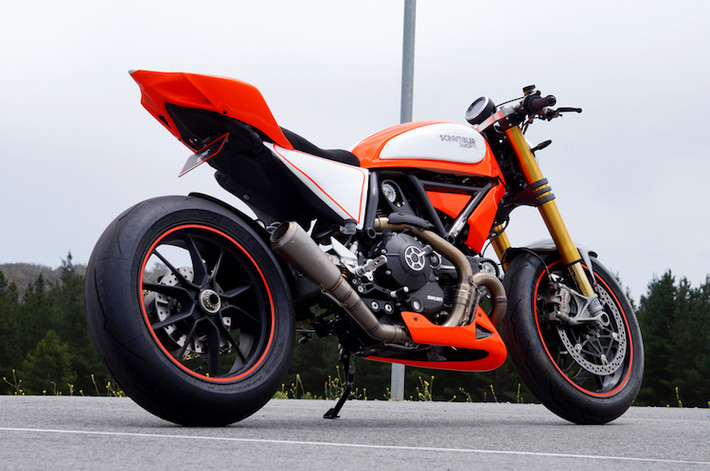 Cuối cùng, bộ gắp kép của Scrambler đã được thay bằng gắp đơn của 1199 Panigale, kèm theo vành từ Hypermotard và lốp Pirelli Diablo Supercorsa giống lốp nguyên bản Panigale để tạo ra một bản độ Scramblegale đầy thể thao, mang phong cách của 2 dòng xe nổi tiếng từ Ducati.