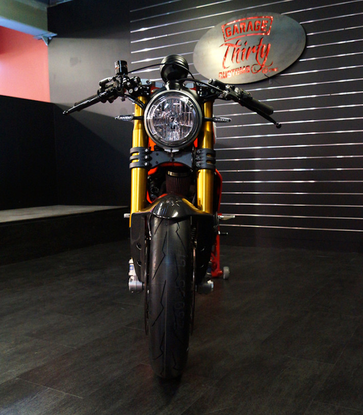 Ở phía trước, Scramblegale có nguyên bộ phuộc Ohlins USD cùng cặp heo Brembo 4 pis lấy trực tiếp từ 1199 Panigale, kèm theo ghi-đông clip-on theo đúng phong cách superbike. Tuy nhiên, đèn pha của chiếc xe vẫn được giữ lại nguyên bản từ Scrambler cùng bảng đồng hồ.