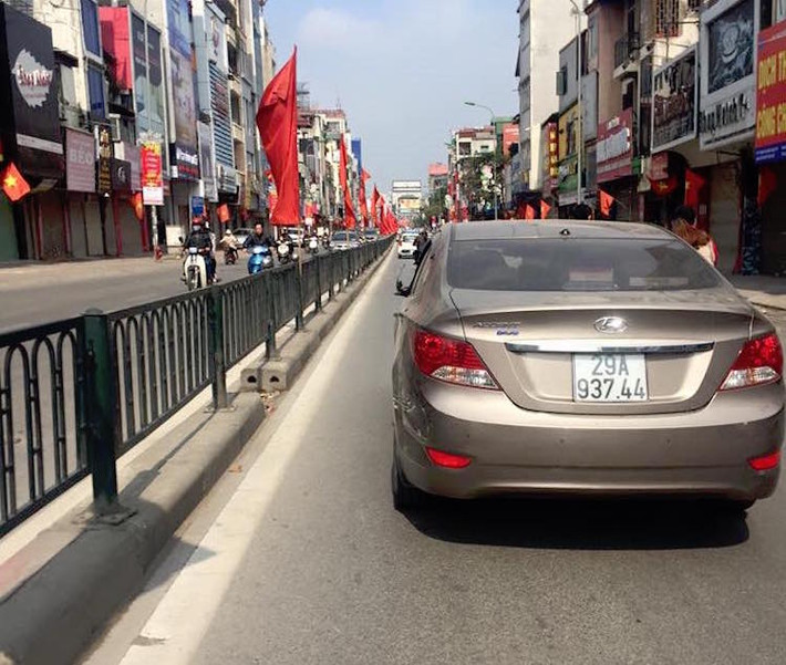Tình trạng trộm cắp phụ tùng xe đã trở thành "vấn nạn" trong ngày Tết. Đặc biệt là nạn trộm gương, khi người lái sẽ khó có thể điều khiển xe nếu không có gương căn đường.