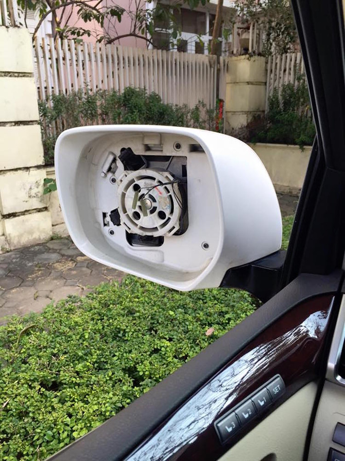 Thậm chí, chúng còn sẵn sàng chỉ lấy mặt gương của những chiếc xe sang như chiếc Lexus LX570 này. Sau khi trộm xong, những "chiến lợi phẩm" sẽ được các tên trộm đem bán ở những phố chuyên kinh doanh phụ tùng xe hơi.