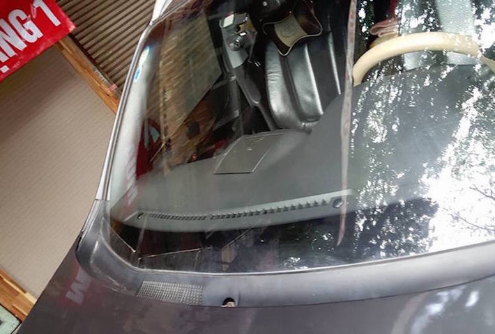 Một số chiếc xe còn bị "vặt" cả các phụ tùng khác. Chủ của chiếc Hyundai Santa Fe này đã bị trộm lấy cắp cả gạt nước trước và sau xe.