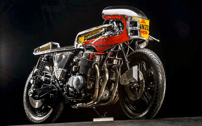 Trước bản độ Ducati Scrambler Flamingo mới nhất, xưởng Vibrazioni Art Design cũng đã từng có một chiếc Honda CB750 Cafe Racer với thân làm từ phế liệu.