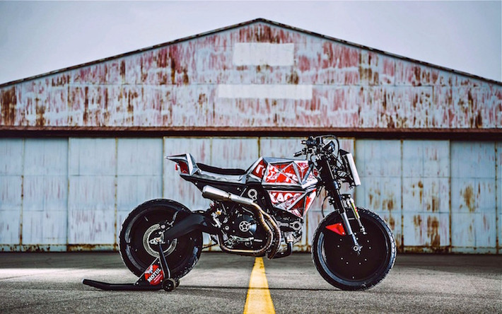 Giống như bản độ Scrambler trước đây của hãng độ Vibrazioni Art Design, chiếc Flamingo cũng có mâm 10 cánh nguyên bản được thay bằng mâm đặc không nan, kèm theo lốp Pirelli.