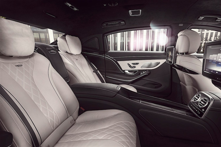 Bên trong nội thất của Maybach S600 Guard cũng có đầy đủ các tiện nghi siêu sang hiện đại nhất, cao cấp nhất như phiên bản thường để phục vụ tối đa các "VIP". Nhờ có chiều dài cơ sở lớn, 2 hành khách ở hàng ghế sau có một không gian cực kỳ thoải mái và rộng rãi.