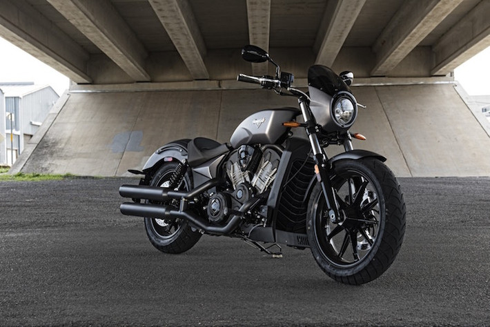Được phát triển từ 2 mẫu concept của năm 2015 là Ignition và Combustion, mẫu cruiser thể thao mới Victory Octane sở hữu một vóc dáng đầy cá tính nhờ có sự hỗ trợ từ những tay độ xe hàng đầu châu Âu như Zach Ness và Urs Erbacher.