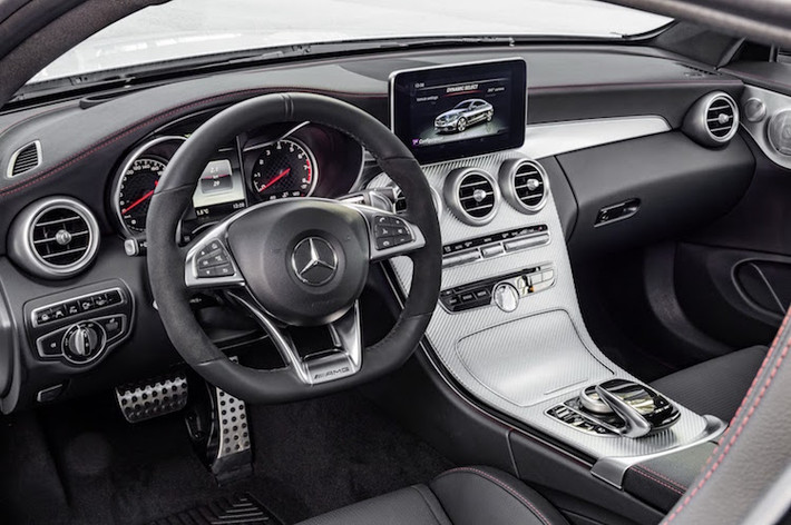 Để giúp phân biệt C43 AMG với các phiên bản khác, Nhà sản xuất Mercedes còn sử dụng các chi tiết ốp trang trí trong nội thất bằng nhựa màu bạc với hoa văn giả carbon.