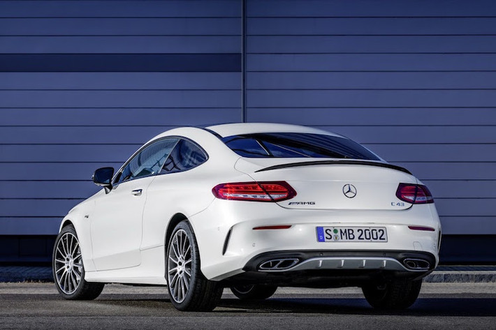 Ngoài ra, một số chi tiết đã từng xuất hiện trên C63 AMG cũng đã được Mercedes đưa xuống C43 AMG 4MATIC như hệ thống treo thể thao điều chỉnh 3 chế độ RIDE CONTROL hay phanh có đường kính đĩa lớn hơn.