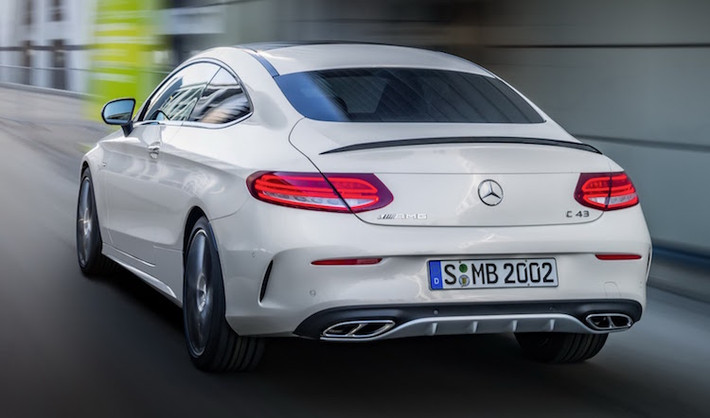 Nằm dưới C63 AMG, Mercedes C43 AMG 4 MATIC sẽ có giá rẻ hơn đáng kể, mặc dù hiện tại Mercedes vẫn chưa công bố giá chính thức của chiếc xe.