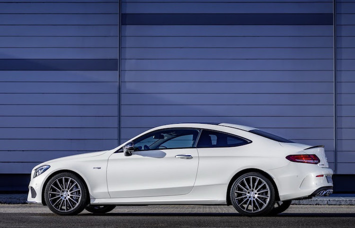 Dựa trên thế hệ C-Class Coupe mới nhất, C43 AMG 4MATIC có một số cải tiến nhẹ ở ngoại thất với bodykit do AMG thiết kế, cánh đuôi dạng nẹp ở phía sau và mâm đúc 18 inch.
