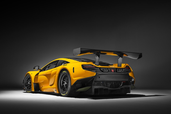 Ở phía sau, chiếc 650S GT3 cũng gây ấn tượng mạnh với cánh đuôi và cánh khuếch tán gió dưới cản sau cực lớn bằng sợi carbon. Ngoài ra, kính che nắp động cơ cũng có thêm các khe để thoát nhiệt tốt hơn.