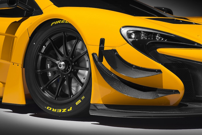 So với phiên bản thường, chiếc xe được trang bị bộ widebody khí động học với các cánh gió bằng sợi carbon, cùng với các khe hút gió mới trên nắp ca-pô. Với bộ widebody mới, những chiếc lốp đua trơn có thể được lắp vừa với thân xe.