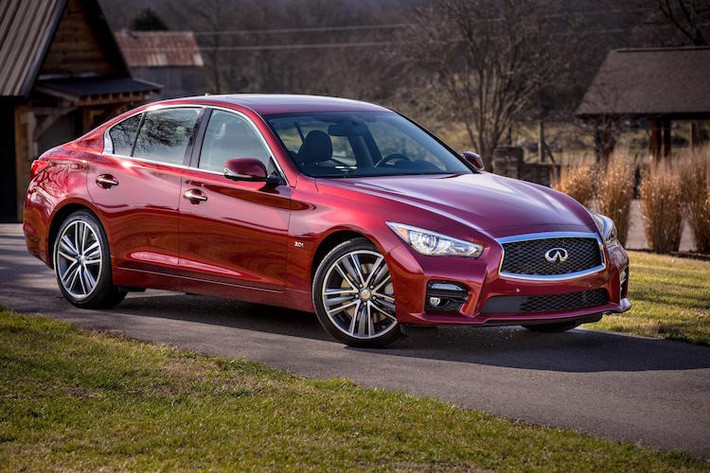 Phiên bản cao cấp và thể thao nhất Q50 Red Sport 400 mạnh tới 400 mã lực và mô-men xoắn cực đại lên tới 474 Nm. Cả 2 phiên bản này đều có hộp số tự động 7 cấp cùng hệ dẫn động bánh sau hoặc 4 bánh.