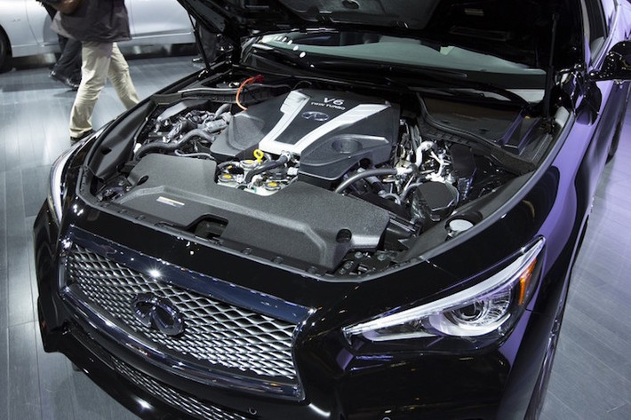 Thay đổi lớn nhất của Infiniti Q50 2016 là các lựa chọn động cơ hoàn toàn mới bên dưới nắp ca-pô, khiến chiếc xe trở nên mạnh mẽ nhất trong phân khúc (nếu không tính các phiên bản thể thao như BMW M3 hay Mercedes C63 AMG).