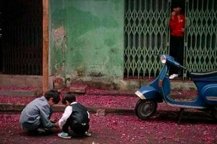 Ngoài Honda Dream, còn xuất hiện những chiếc "xế sang" của thương hiệu Italia là những chiếc xe Vespa. Thời điểm này, một chiếc xe máy có giá trị bằng cả một khối tài sản lớn, có thể đổi được lấy cả 1-2 căn nhà.