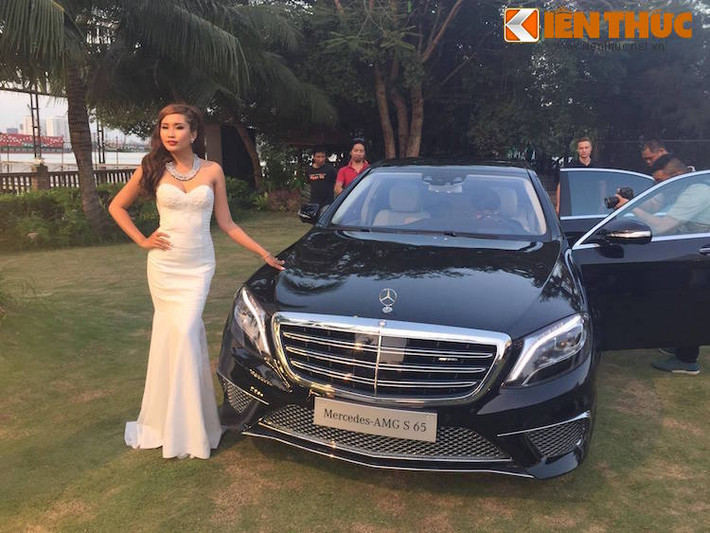 Tuy nhiên, tâm điểm trong sự kiện đặc biệt của Mercedes đã được "đổ dồn" về Mercedes S65 AMG - phiên bản S-Class đắt giá nhất hiện tại, vượt qua cả S500 Maybach.
