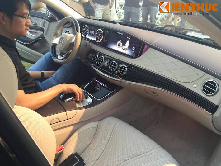 Nội thất của S65 AMG gợi lên sự độc đáo và sang trọng tối đa, nhờ sử dụng các vật liệu cao cấp kết hợp với chất lượng hoàn thiện ở mức gần như hoàn hảo. Các tiện nghi hiện đại và trang bị cao cấp nhất trên các bản S-Class thường đều được tích hợp đầy đủ vào chiếc xe.