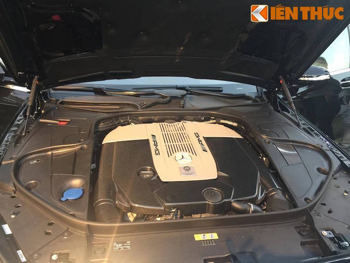 Với động cơ V12 tăng áp kép 6.0l 630 mã lực/1000 Nm, Mercedes S65 AMG chỉ mất 4,3 giây để tăng tốc từ 0-100 km/h và đạt tốc độ tối đa 300 km/h. Tương xứng với đẳng cấp của S65 AMG là mức giá "khủng" lên tới 12,8 tỷ đồng tại Việt Nam.