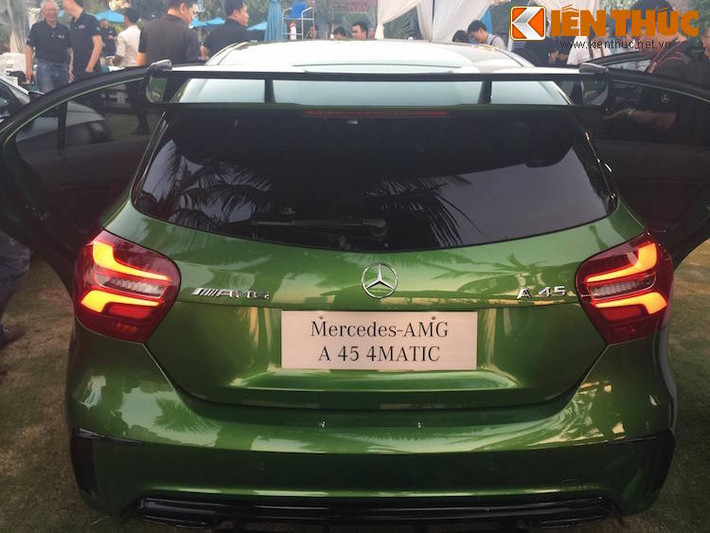 Không chỉ có ngoại hình được thay đổi, hộp số ly hợp kép 7 cấp của A45 AMG cũng có tỉ số truyền từ cấp số 3 tới số 7 ngắn hơn. Xe còn có hệ thống treo thể thao DYNAMIC SELECT 4 chế độ, trong đó có riêng chế độ để người dùng tự cài đặt.