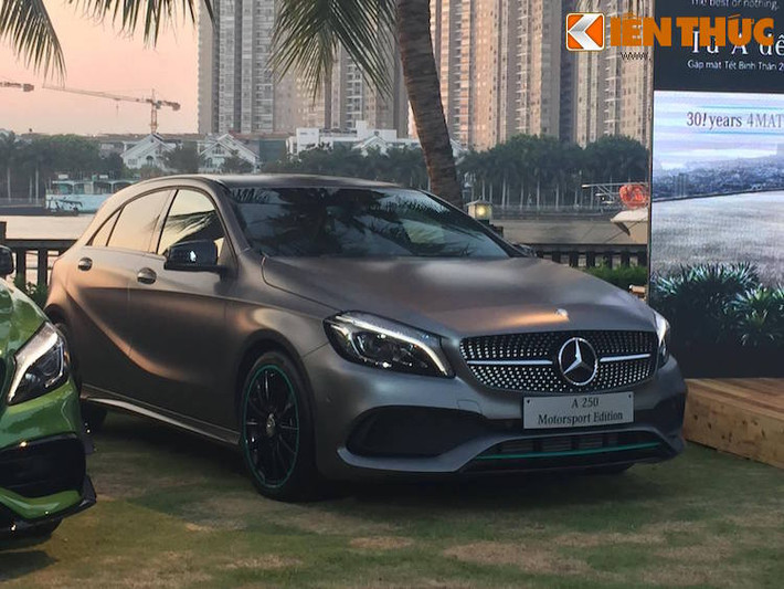 Trong 3 mẫu xe được giới thiệu, chiếc Mercedes A250 Motorsport Edition có giá rẻ nhất, chỉ 1,7 tỷ đồng. Đây là phiên bản đặc biệt của A250, với các cải tiến đậm chất thể thao như bodykit AMG, sơn màu xám mờ và mâm nhiều nan phong cách AMG.