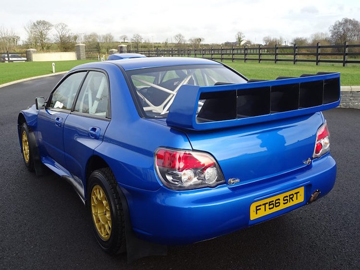 Một đặc điểm rất độc đáo của phiên bản Impreza WRC đó là cánh đuôi được chia làm 5 phần bằng nhau, khiến chiếc xe ổn định hơn ở tốc độ cao. mà không cần tới các cánh khuếch tán dưới gầm, dễ bị phá hủy ở đường đua địa hình.