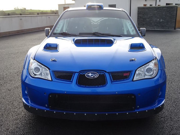 Dựa trên thế hệ Impreza WRX STI thứ 2, chiếc xe đua Impreza WRC đã được "độ" lại với bodykit thể thao và có tính khí động học cao hơn, các vòm bánh xe rộng và thêm nhiều khe hút gió, tản nhiệt khác nhau trên thân xe.