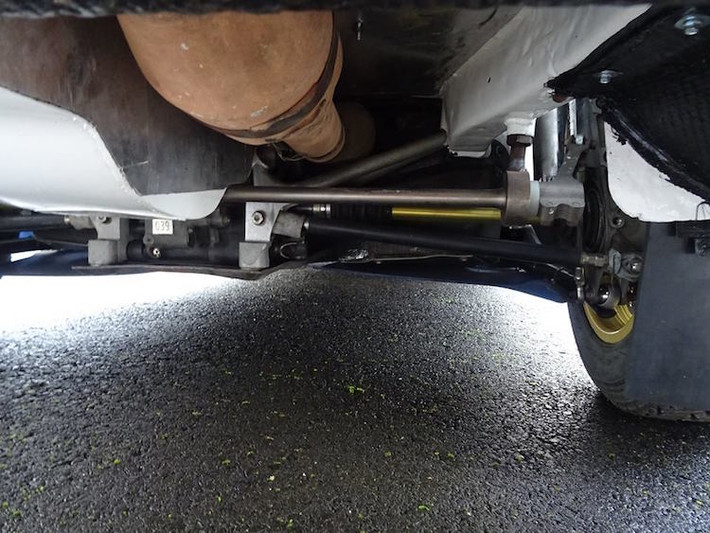 Bên cạnh đó, hệ dẫn động 4 bánh nổi tiếng của Subaru cũng được độ lại với những phụ tùng "hàng thửa". Riêng hộp số của xe đã mất tới 85 giờ để hoàn thành và có giá 75.000 Bảng Anh vào năm 2007.