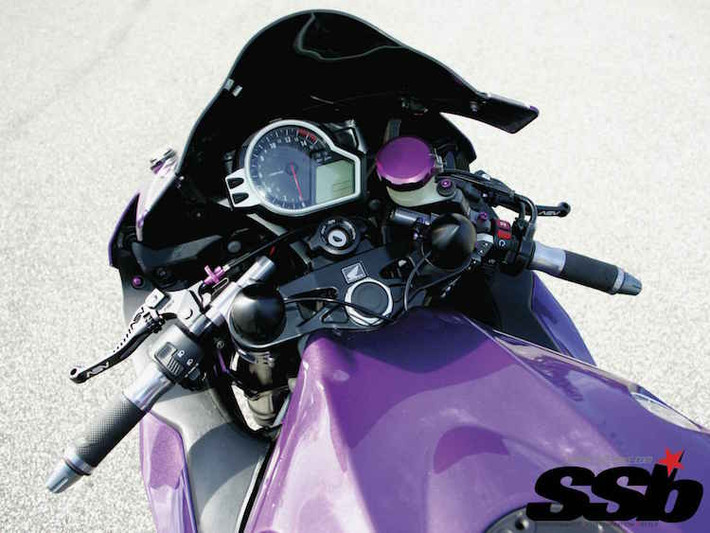 Các công ty phụ tùng đã cung cấp cho chiếc CBR1000RR của Sam những món "hàng hiệu": ghi-đông clip-on Driven, cần côn/phanh ASV, nắp xăng Slingshot, dàn ốc ProBolt, hệ thống khóa từ RoadLoK, tay nắm D3...