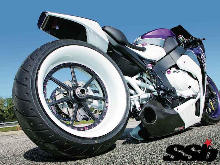 Đặc biệt, phuộc nguyên bản của CBR1000RR đã bị loại bỏ hoàn toàn và thay bằng bộ giảm xóc khí AirFX, khiến Sam có thể hạ thấp chiều cao xe một cách tối đa.