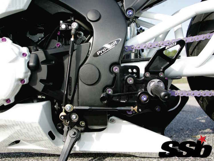 Khối động cơ nguyên bản của CBR1000RR được giữ lại, nhưng có bộ ECU độ Power Commander III và hệ thống xả Taylormade mới. Ngoài ra, nhông-sên-đĩa zin cũng được thay bằng nhông Driven và xích EK.