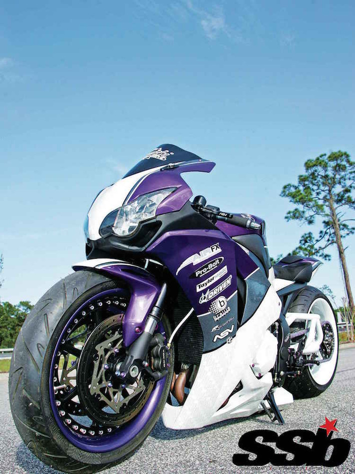 Khi ở cấp độ thấp nhất, chiếc CBR1000RR có "thế" đầy dữ dằn và mạnh mẽ, tương tự những chiếc xe đua drag chuyên nghiệp.
