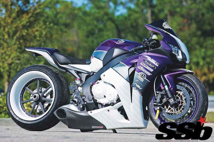 Chiếc Honda CBR1000RR độ này là sản phẩm của Sam Morris - chủ xưởng độ Gooichi Motorsports ở Mỹ. Đã từng sở hữu nhiều chiếc xe độ trước đó, Sam đã mua chiếc CBR1000RR để "giữ zin" đi lại hàng ngày, tuy nhiên anh đã chỉ giữ được chiếc xe nguyên bản chỉ trong 1 tuần.