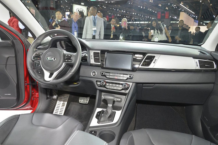 Là một mẫu xe "xanh", Kia đã trang bị cho Niro hệ thống hỗ trợ người lái Eco-DAS với hai tính năng là Coasting Guide và Predictive Energy Control, sử dụng GPS và hệ thống giữ ga tự động để điều chỉnh công suất xe phù hợp với điều kiện đường xá phía trước nhằm tiết kiệm nhiên liệu.