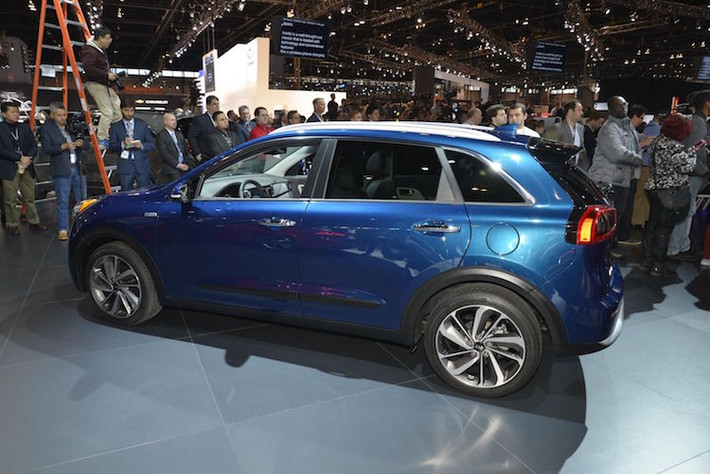 Có "phom" khá giống chiếc Sorento hiện nay của Kia, nhưng Niro không có khoảng sáng gầm xe lớn. Điều này đã cho thấy rằng Kia tạo ra chiếc xe nhằm hướng chủ yếu tới nhu cầu đi lại trong thành thị.