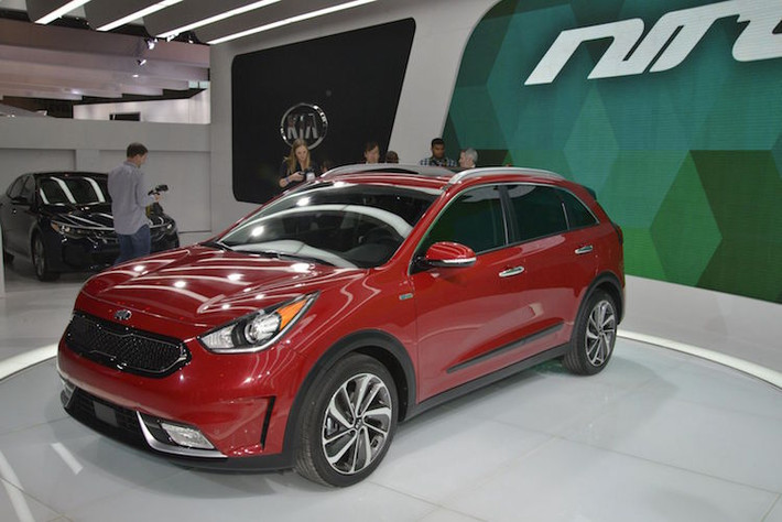 Sử dụng chung hệ động lực và chassis với mẫu xe "xanh" Hyundai Ioniq mới, Niro được trang bị động cơ xăng 1.6l 4 xi-lanh 103 mã lực và mô-tơ điện 43 mã lực lấy năng lượng từ khối ắc quy 1,56 kWh dưới ghế sau.