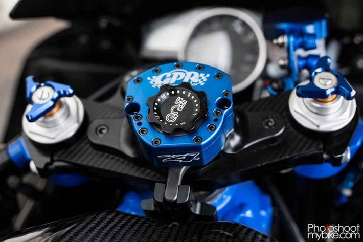 Chảng 3 của xe cũng được làm từ sợi carbon và gắn thêm trợ lực GPR4 gọn nhẹ, hạn chế hiện tượng mất lái ở tốc độ cao.