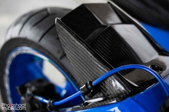 Dè con phía sau của R6 cũng được làm từ sợi carbon, với thiết kế góc cạnh đầy "hầm hố".