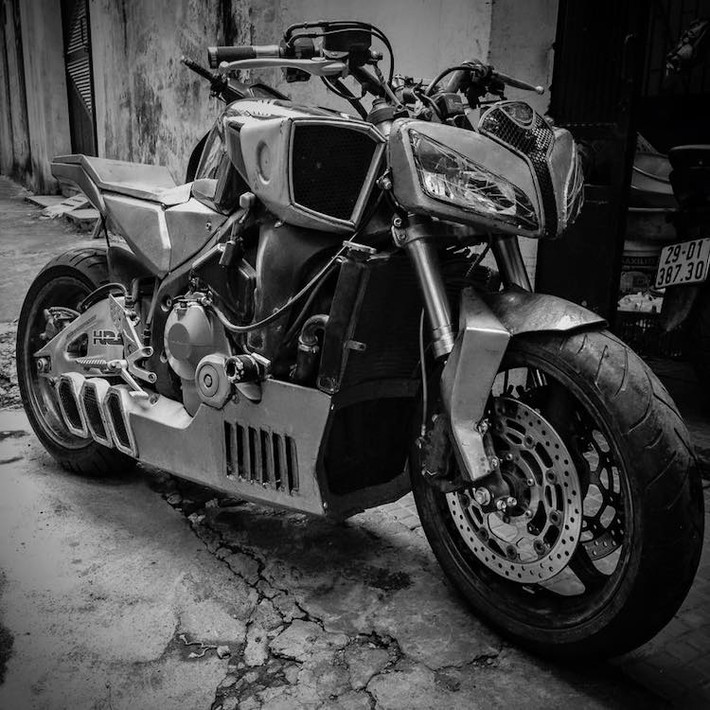 Dự án "chế cháo" mẫu sportbike Honda CBR600RR thành streetfighter ZF-R đã được các thành viên của nhóm độ Zife bắt đầu "nung nấu" từ đầu năm 2015.
