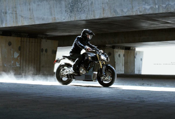 Sử dụng động cơ hoàn toàn nguyên bản của CBR600RR nhưng ZF-R có khả năng điều khiển tốt hơn nhờ bộ lốp trơn phong cách xe đua "siêu bám đường". So với các bản độ của nước ngoài, chiếc ZF-R của Zife hoàn toàn không "thua kém" về cả ý tưởng lẫn cách thực hiện.