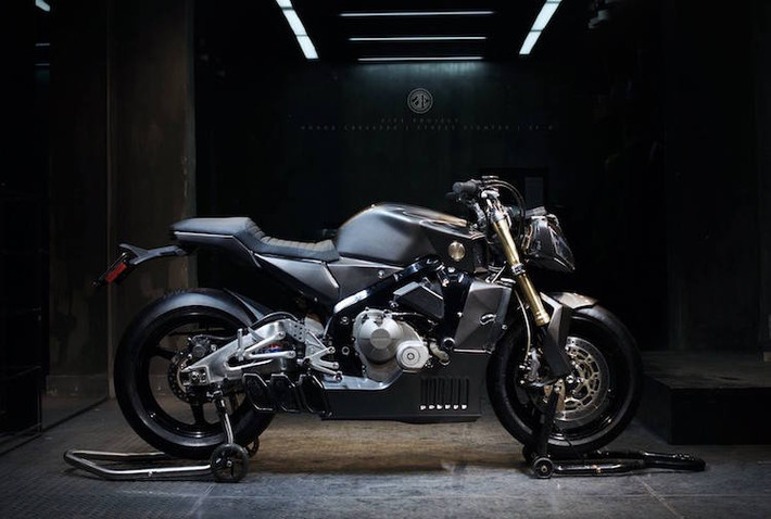 Bình xăng nguyên bản của CBR600RR đã được Zife tạo hình lại với hai "ngạnh" nằm phía trên, kéo dài về phía trước và tạo thành các khe tản nhiệt, với quạt thổi làm mát.