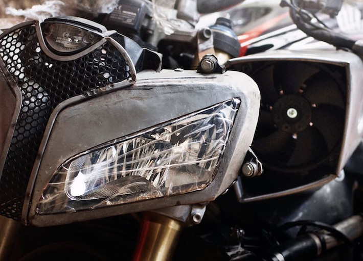 Tuy nhiên phải tới khoảng tháng 5/2015, chiếc Honda CBR600RR đời đầu mới chính thức bị "lột bỏ" dàn áo sportbike ngoài để bắt đầu "lên dáng" streetfighter từ khung, động cơ, hệ thống treo và bánh xe.