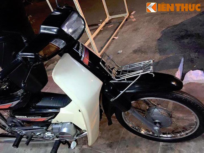 Trước đây, những chiếc Honda Dream II nguyên bản, gần như mới và chạy cực ít đã được nhiều người sưu tập xe săn lùng và trả giá lên tới hàng trăm triệu. Chính vì vậy, chiếc Astrea Grand này cũng được định giá tương tự nhưng chủ xe không hề muốn bán.