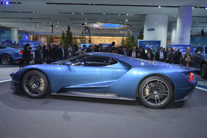 Không chỉ có thiết kế cực kỳ đẹp mắt và hiện đại, Ford GT còn đầy mạnh mẽ và tiết kiệm nhiên liệu nhờ có động cơ V6 3.5l tăng áp kép EcoBoost hơn 600 mã lực, cùng với hàng loạt các công nghệ hỗ trợ đỉnh cao.