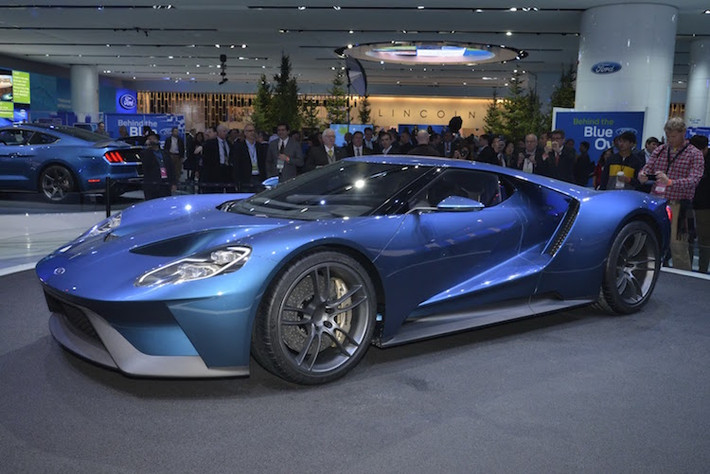 Là "hậu duệ" của chiếc Ford GT đầu tiên được ra mắt từ năm 2013 - vốn được coi là phiên bản "làm lại" của chiếc xe đua GT40 trong thập niên 60, Ford GT thế hệ mới là mẫu siêu xe đỉnh cao đã được hãng xe Mỹ dồn mọi nguồn lực để phát triển.