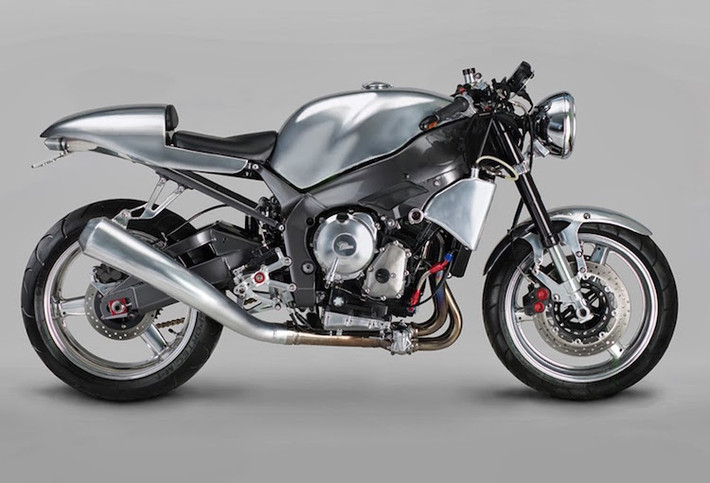 Được Acme hoàn thành vào khoảng năm 2007, có thể coi bản độ superbike Yamaha R1 Cafe Racer là một trong chiếc xe "người tiên phong" với phong cách này. Phải tới khoảng vài năm sau đó, phong cách cafe racer mới bắt đầu trở thành "trào lưu" trong Thế giới môtô.