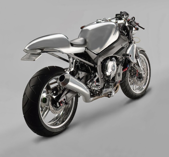 Theo đúng phong cách của những chiếc cafe racer cổ điển đậm chất Anh Quốc từ thập niên 60 của Thế kỷ 20, Acme đã thiết kế và gò từ nhôm cho R1 thân xe mới mềm mại, sau đó đánh bóng tới khi bề mặt trở nên "nhẵn bóng".